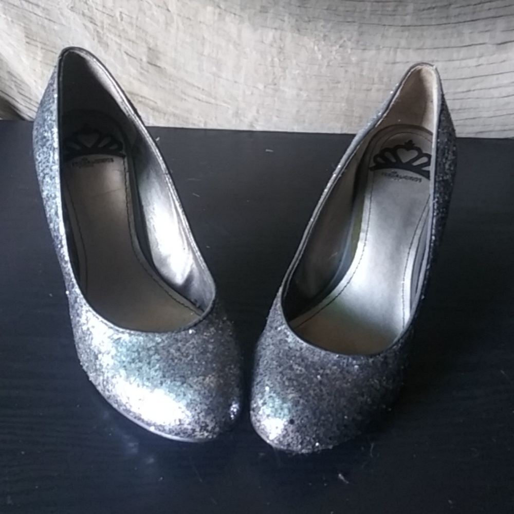 Shoes - Picture 3 of 4